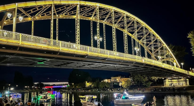 Közel félszáz kivilágított hajó varázsolta el Győrt szombat este – XXL-galéria, videó