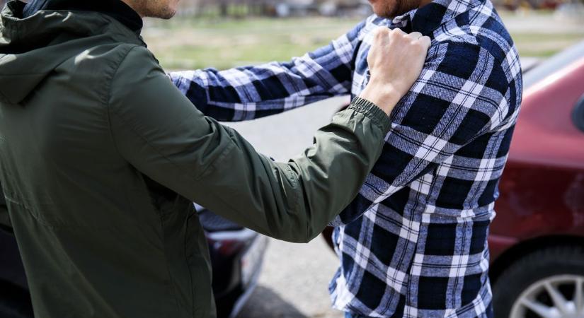 Megregulázták volna az agresszív férjet, erre hasba szúrta őket