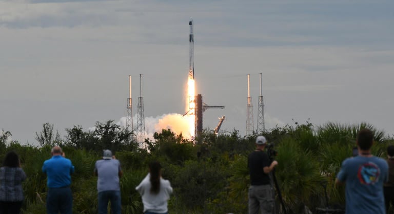 Útnak indult a SpaceX Crew–13: négy űrhajóssal a fedélzetén száguld a Nemzetközi Űrállomás felé