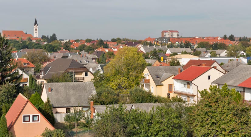 Kiderült a balatoni ingatlanbumm sötét titka: rengeteg új lakás épül, de a lakosság rohamosan fogy