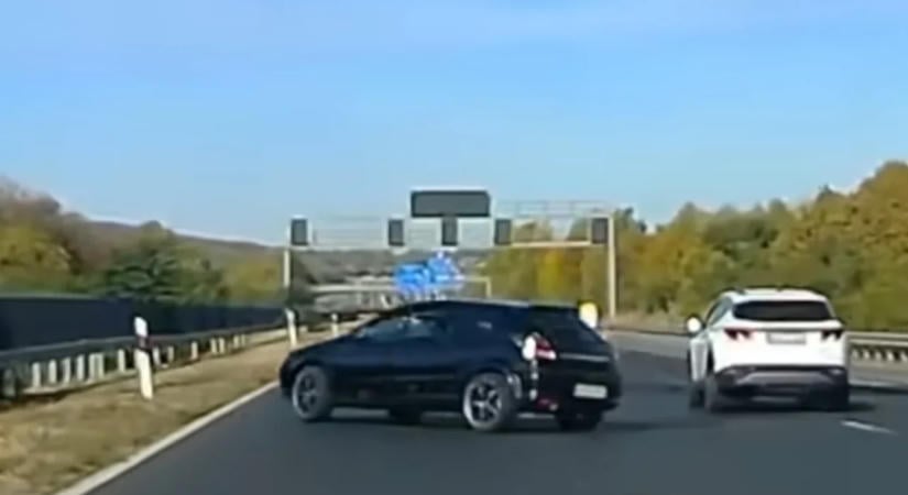 Súlyos baleset az M1-esen: egy rossz manőver után a korlátnak csapódott az autó – videóval