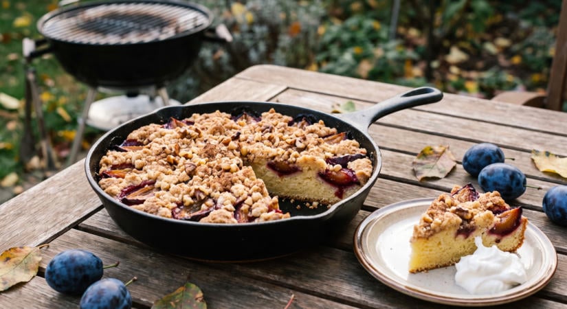 Szilvás morzsás kalács öntöttvas serpenyőben a grillen