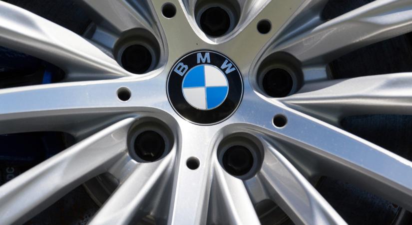 Drasztikus döntést hozott a BMW, kivonulnak: súlyos profitcsökkenéssel számol a német autóóriás