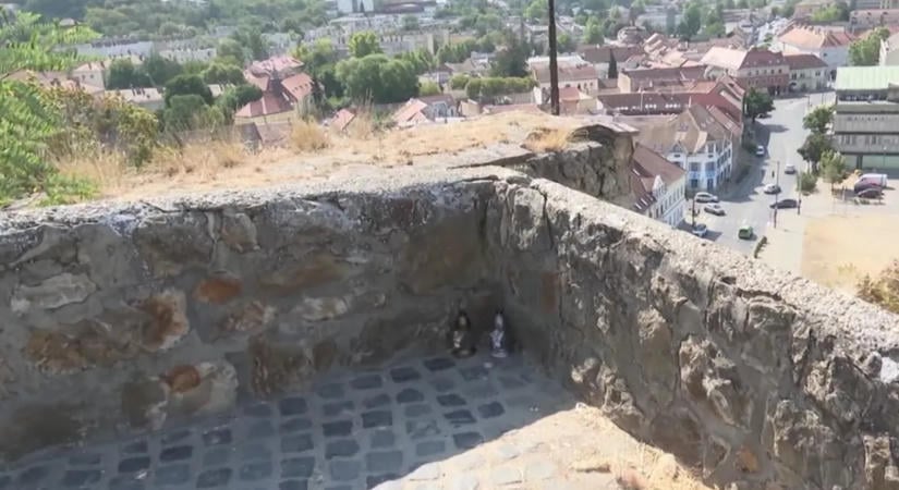 Tíz métert zuhant a hegyről és szörnyethalt egy férfi Esztergomban