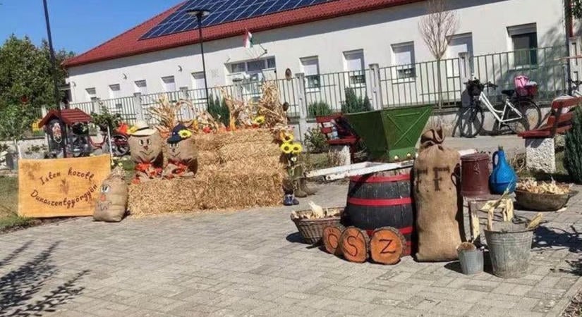 Őszi hangulatban a falu – Megvan, hol landoltak ezek a vidám tökök és szellemek?