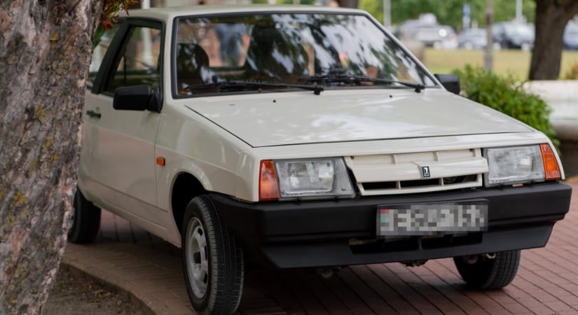 Már a bontóban volt, amikor megmentették: 10 ezer kilométert sem futott a különleges Lada Samara
