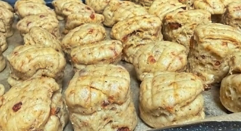 A tökéletes, kelt tésztás töpörtyűs pogácsa titka: így lesz kívül ropogós, belül pihe-puha
