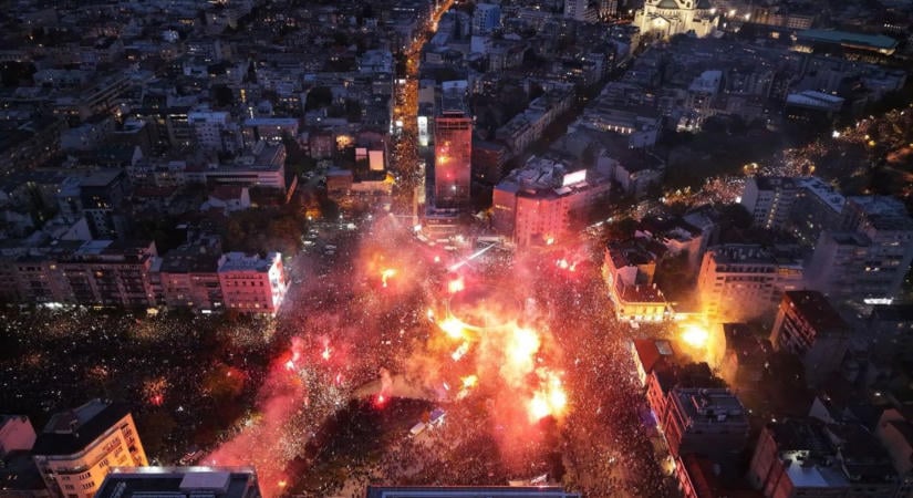 Megbuktatták a 14 éve hatalmon lévő szerb politikai óriást a diákok – de most jön csak az igazi rémálom, ki fog kormányozni?