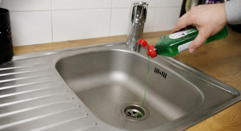 Egyszerű vízvezeték-szerelő trükk: ez a hétköznapi szer segíthet kitisztítani az eldugult lefolyót