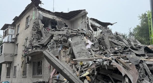 Lakóövezetet ért bombatámadás Zaporizzsjában: nyolc halott, köztük három gyerek