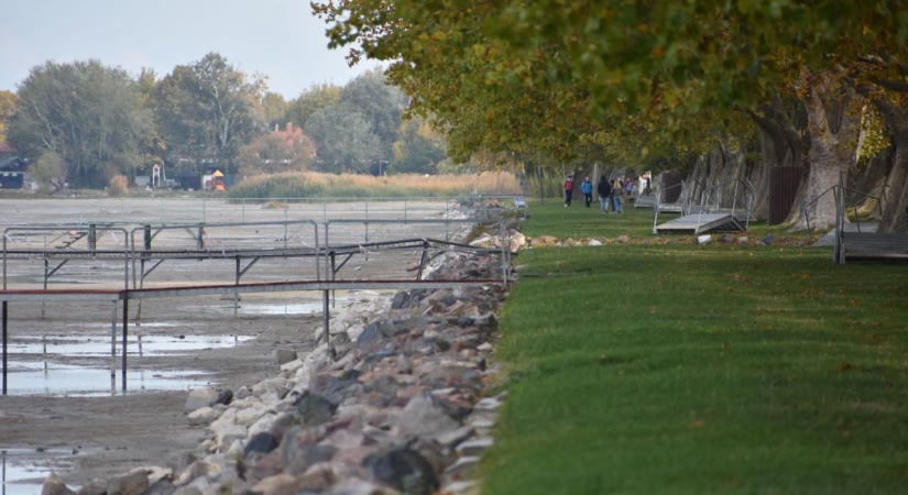 Beindult a katasztrófaturizmus a Balatonnál – sokan kíváncsiak, mi maradt a tóból (galéria)