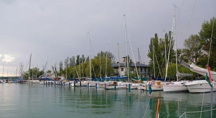 Lezárás a Balaton-parton: felújítás kezdődött a régi BAHART-kikötőnél