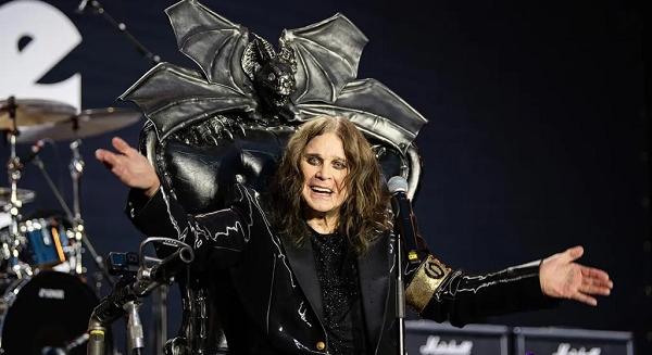 Tekintsd meg Ozzy Osbourne trónjának elhelyezését a Birmingham-i múzeumban (videó)
