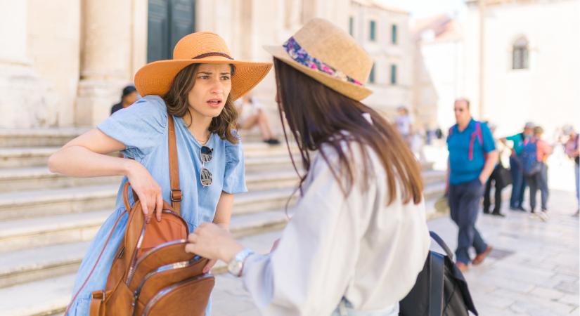 Így fosztják ki a turistákat a legnépszerűbb nyaralóhelyeken: ezekre a trükkökre érdemes figyelni
