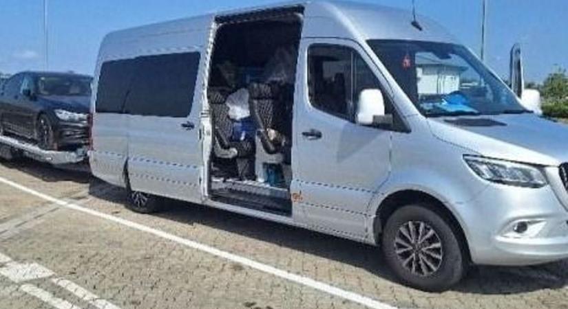 Horrorkaraván az M1-esen: elképesztő túlsúllyal bukott le a szerb sofőr