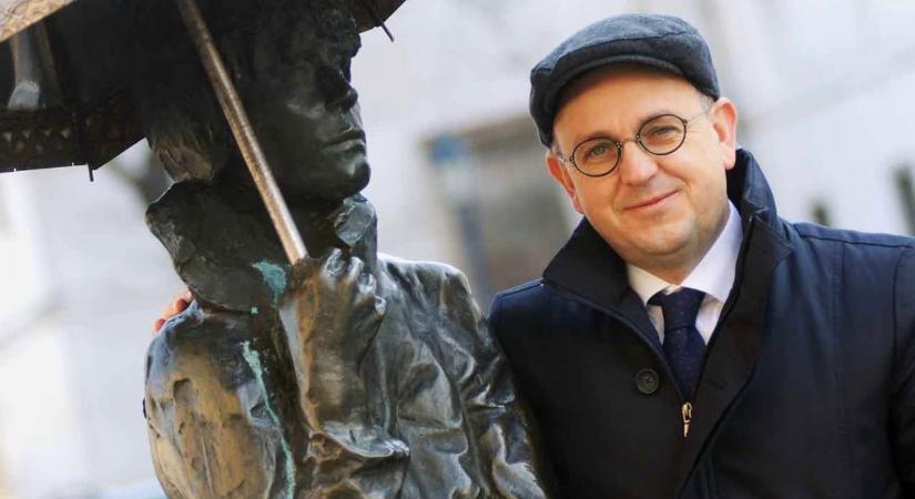 Az NKA-ügy hat letartóztatottjából négy rácsok mögött maradhat októberig, a Fidesz a politikai fogvatartottak szabadon engedését követeli