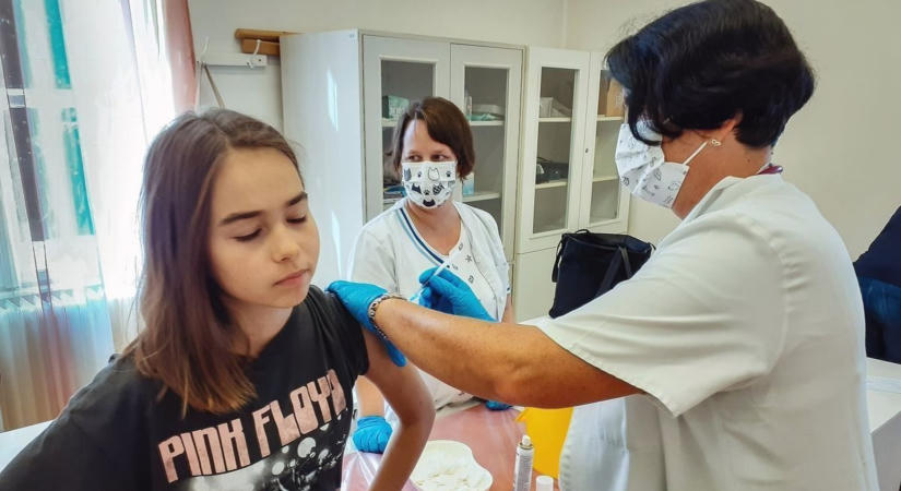 Néma veszély az iskolapadban: miért a fiúknak a legégetőbb a HPV-oltás?