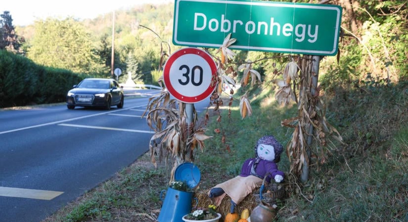 Tökök, szalmabálák és madárijesztők lepték el Dobronhegyet – ezt látni kell! (galéria)