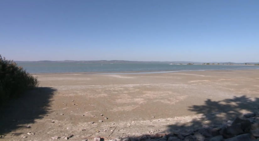 Mi lesz veled Balaton? Sivatagi tájra emlékeztet több helyen a „magyar tenger” környéke