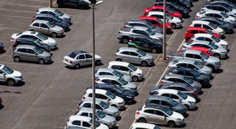 Itt egy pofonegyszerű trükk, amivel egyből megtalálod az autódat a parkolóban