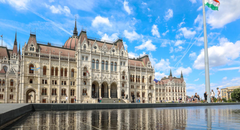 Megválasztása után esküt tesz és beszédet mond az új köztársasági elnök