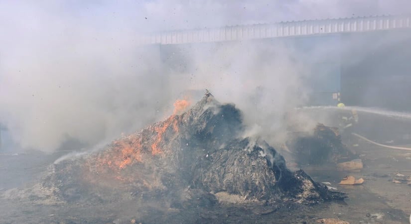 Kigyulladt a papír a galántai gyűjtőudvarban, a tűzoltók a helyszínen vannak