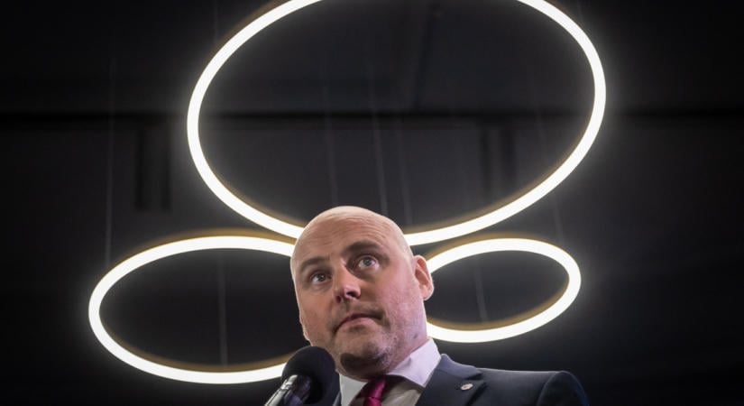 Rekordgyőzelem, rekordalacsony részvétel: mi a közös a lett miniszterelnökben és Magyar Péterben, és mi nem?