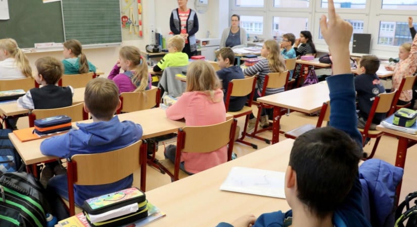 Felforgatnák a hazai oktatást: megszűnhetnek a 6 és 8 osztályos gimik, törölhetik az osztályzatokat