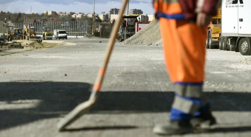 15 km-es torlódás alakult ki a sztrádán, a hídfelújítás az oka