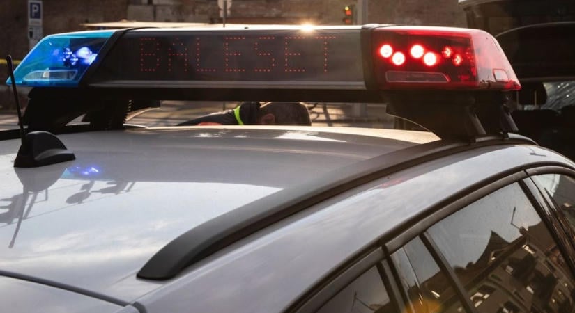 Két autó ütközött össze, majd az árokba csapódtak a 47-esen! Egy ember a járműbe szorult