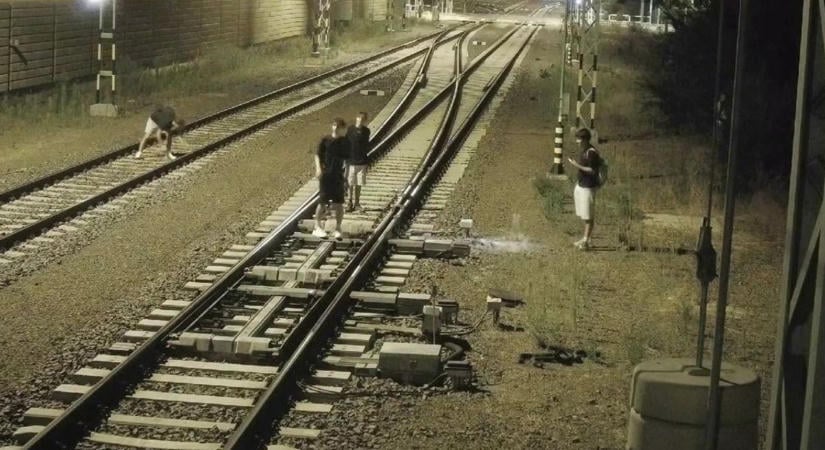 Köveket tettek a vasúti váltóba Debrecenben, súlyosan veszélyeztették a forgalmat a fiatalok