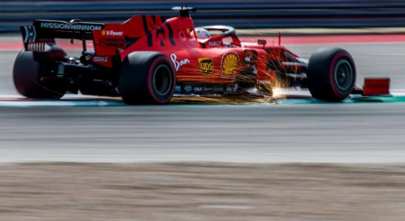 Videón Vettel bizarr esete Austinból: Hiába van négy kereke a Ferrarijának, ha csak hármat tud használni