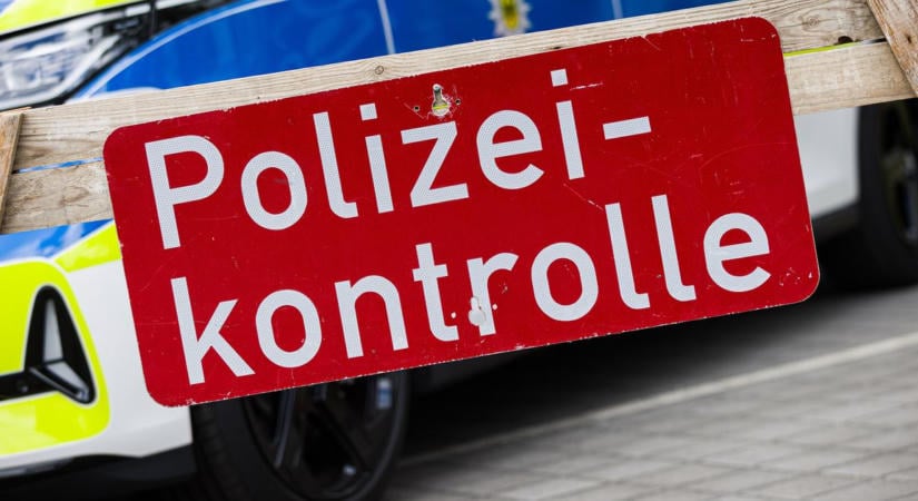 Szándékosan emberek közé hajtott egy autó, az elkövető elmenekült