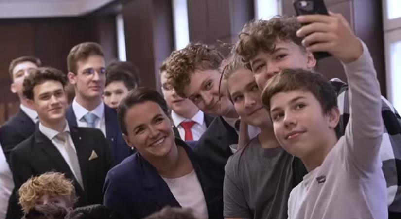 „Menza, szelfik, csocsó” – pannonhalmi diákokkal találkozott a köztársasági elnök