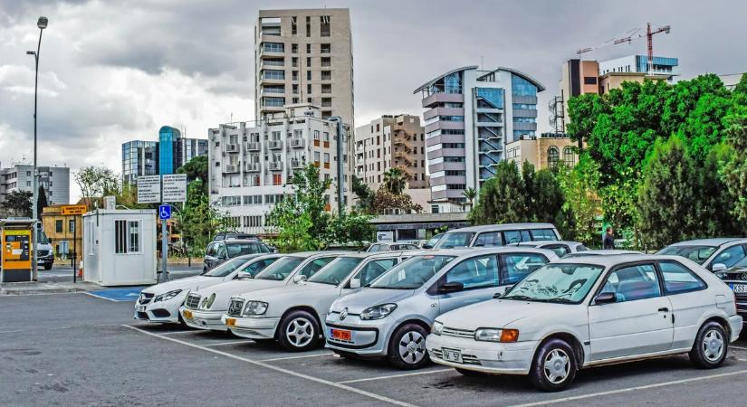Holttestet találtak egy autóban a dunaszerdahelyi Lidl parkolójában