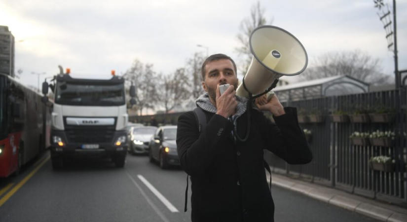Manojlović: Vučić csak a nem ellenőrzött médiumok eltávolítása után írhatja ki a választást