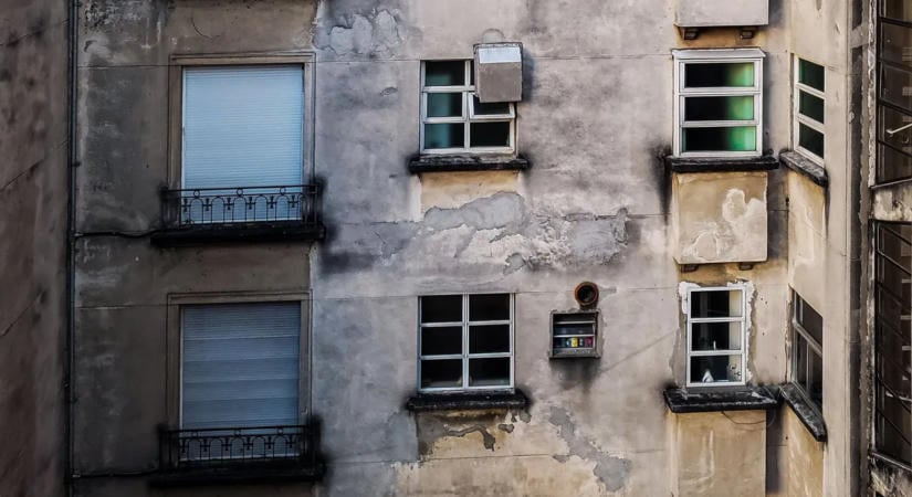 15 gyerek élt egy kétszobás lakásban – szörnyű körülményekre bukkantak a hatóságok