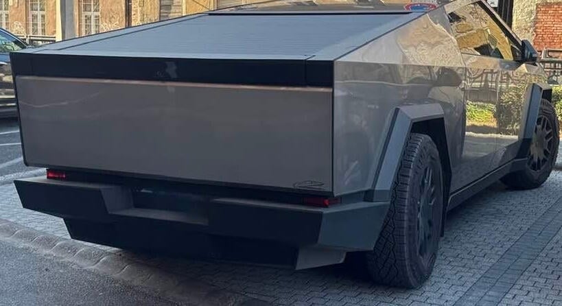 Miskolcon bukkant fel a gigászi Tesla, a parkolóhely is kevés volt neki