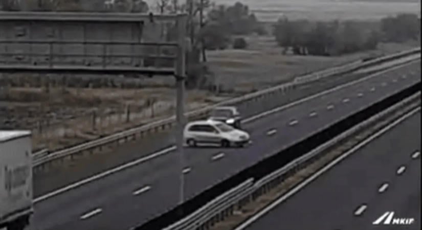 Hajszálon múlt a tömegbaleset az M4-esen, a kamera mindent rögzített – videó