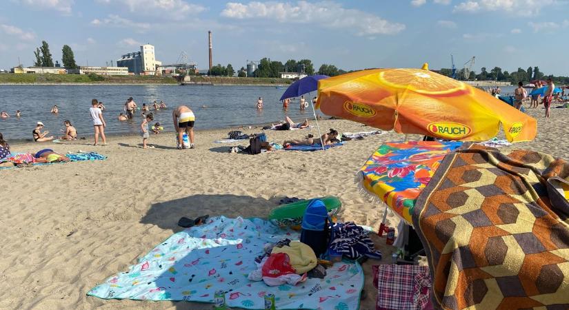 Tovább apadt a Duna Baján: már csak 19 centimétert mutat a vízmérce, mégis egyre többen özönlenek a partra  fotók