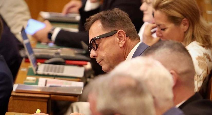 Okosszemüveg, kazános videó és disznós fotó: ismét Pócs János került a célkeresztbe