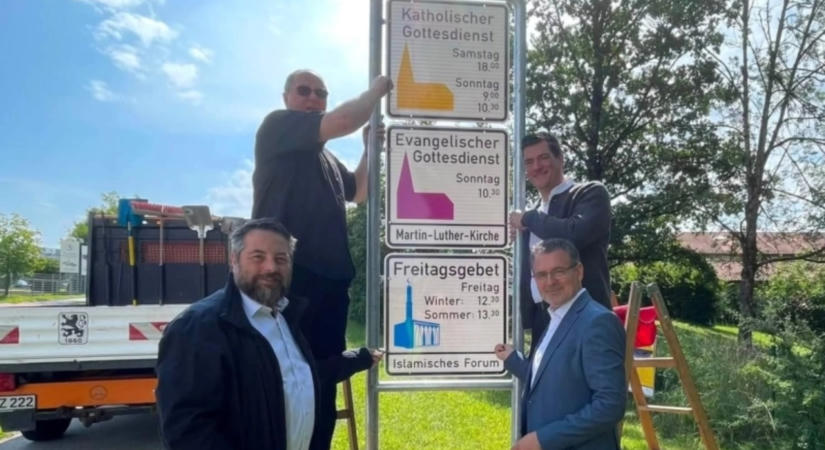 Behódolás. Iszlám imára hívó tábla a német város határában