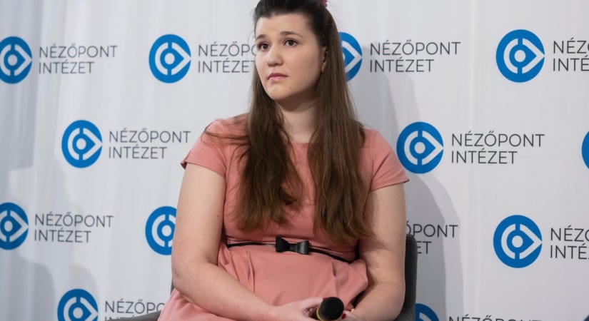 Piros tollal javította Magyar Péter angolját Zemplényi Lili – de ki ő, és mi vezetett idáig?