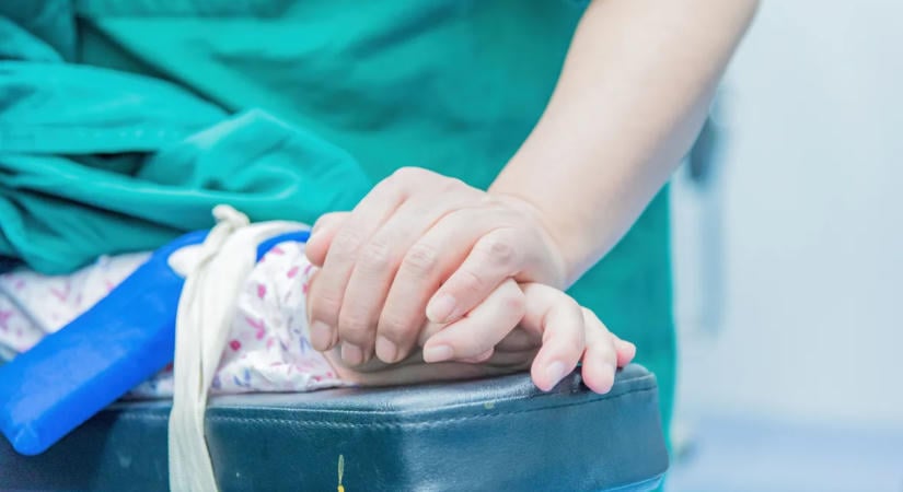 Először történt ilyen Hollandiában: kétéves gyermeken hajtottak végre eutanáziát