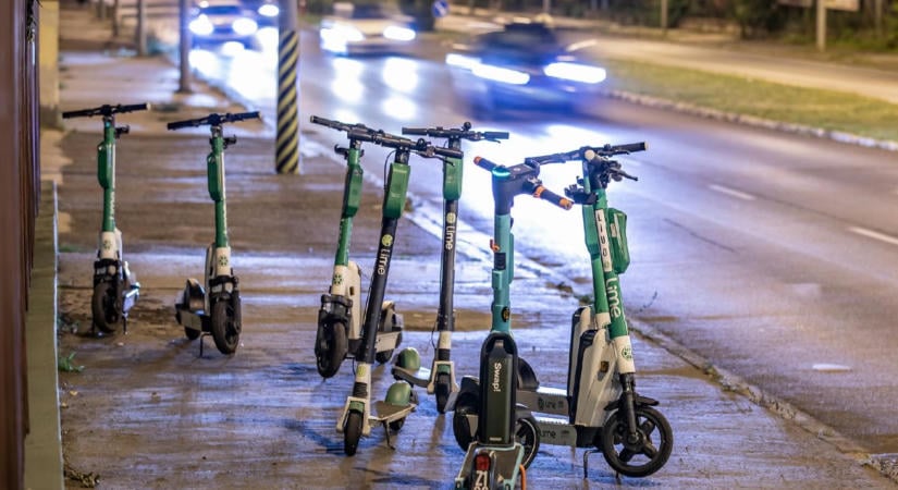 Nem alkotmánysértő a főváros, ha a szertehagyott rollerekért sokkal magasabb díjat számít fel a cégeknek