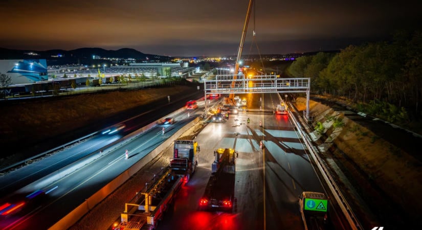 Szakadó esőben került a helyére az M1-es új portálszerkezete