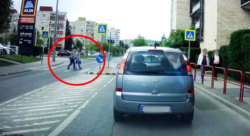 VIDEÓ: Azonosította a rendőrség a járdaszigetnél szabálytalanul előző furgonost