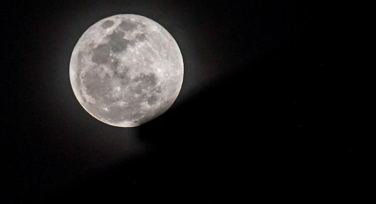 Vulkanikus jeges vizet ihatnának és abban fürödhetnének a Holdra szállók