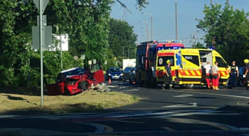 Lámpaoszlopnak ütközött egy autó Kaposváron