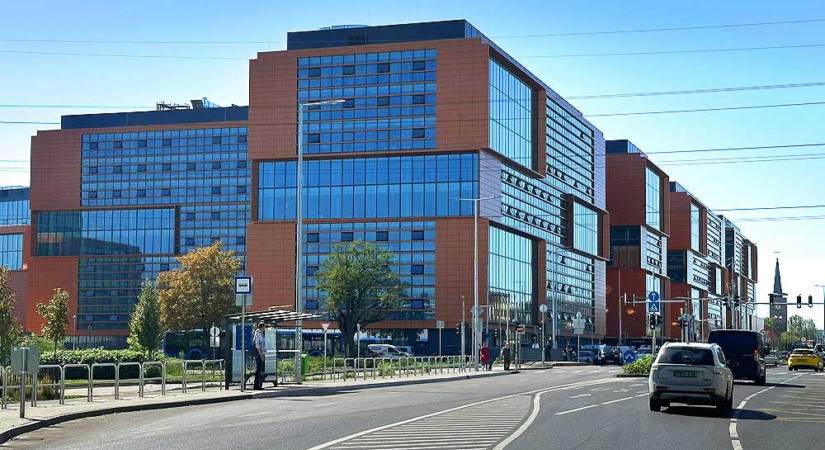 500 milliós adót kap a nyakába a Bosnyák téri gigaépület tulajdonosa Zuglótól – Bayer Constructnak sokba fog kerülni a bukott állami gigaüzlet